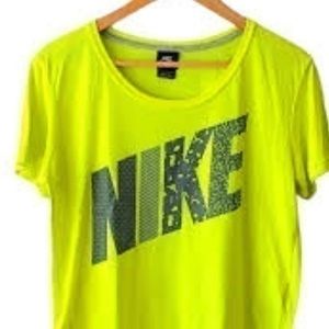 Nike athletic top size medium athletic top women’s running casual Nike shirt
